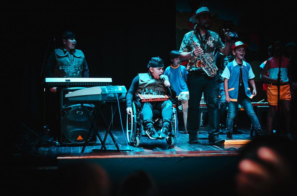 Menschen genießen live Unterhaltung auf einem Festival