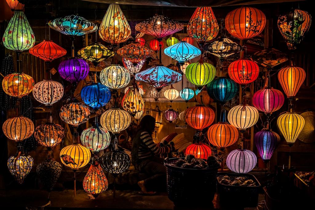 Straßenfestival mit Essenständen und Menschen